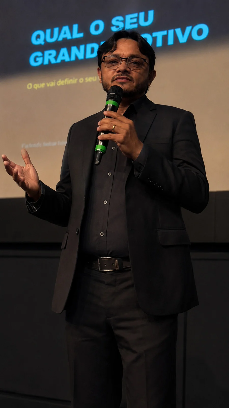 Carlos Gomes falando ao público durante uma palestra